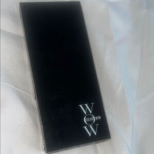 Color Wow Black Compact root touch up in blonde